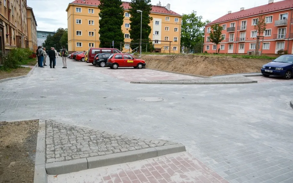 Konec chaotického parkování v Rumjancevově ulici. Rekonstrukce vnitrobloku je u konce