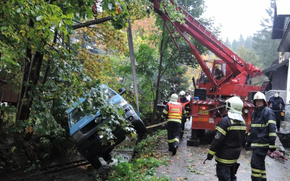 Dodávka spadla do řeky.  S vytažením musela pomoci těžká technika hasičů