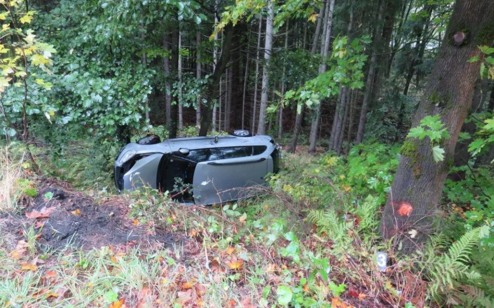 Další nehoda pod Ještědem. Řidič Fabie smetl další auto v protisměru