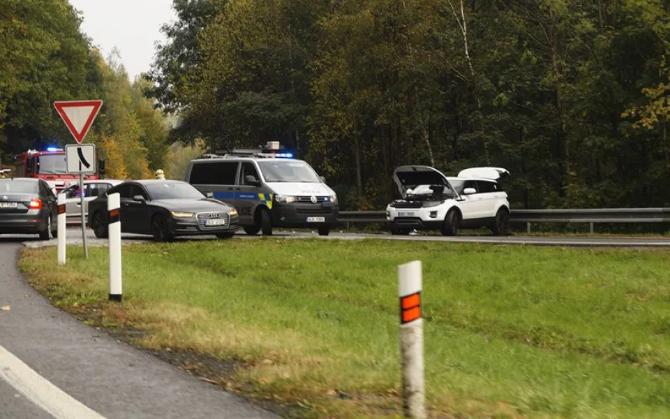 Silnici na Jablonec dnes zablokovala nehoda dvou aut, v nemocnici skončilo poraněné dítě