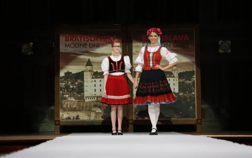 Tříletá Adélka vyrazila k moři, čtrnáctiletá Martina se prošla po molu s Andreou Verešovou