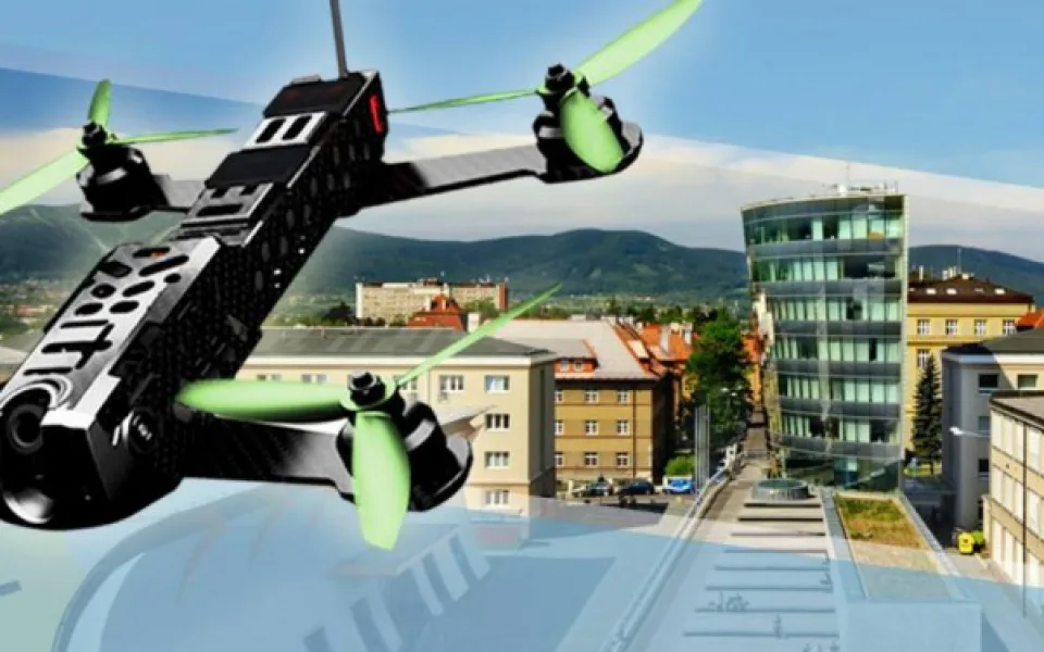Závod dronů na univerzitním náměstí.