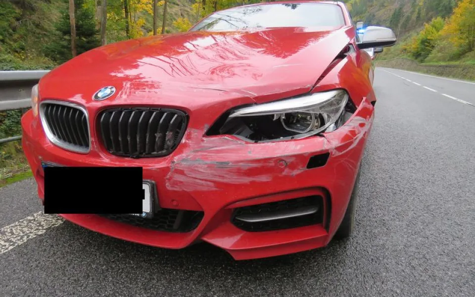 Řidič neukočítroval své luxusní BMW na mokré silnici