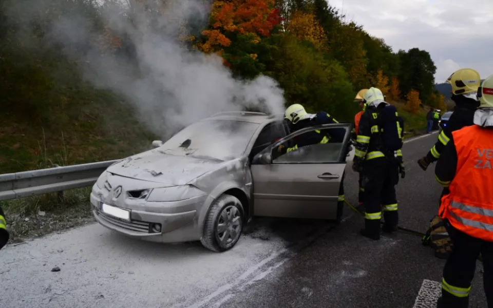 U Jeřmanic shořel renault. Škoda přesahuje 100 tisíc korun