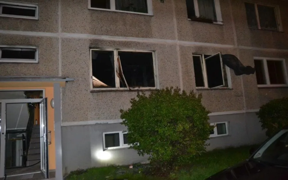 Noční požár panelového domu v České Lípě vyhnal z bytů skoro dvě desítky nájemníků