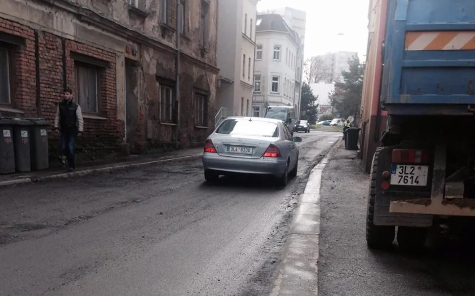 Tankodrom v Orlí ulici. Nového povrchu silnice se řidiči dočkají do konce listopadu