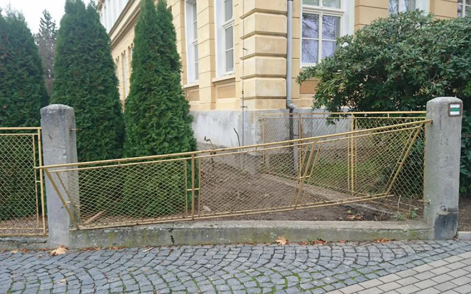 Hrušeň vydržela v Hrádku jen pár dní.