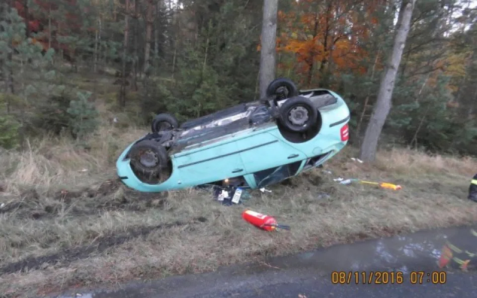 Řidička na namrzlé silnici otočila auto na střechu