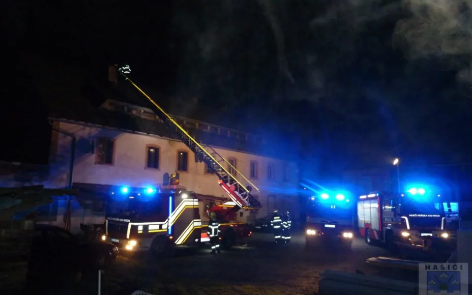 Ochlazení ukazuje, kdo nešetřil na návštěvě kominíka. Ve Václavicích hořel komín rodinného domu