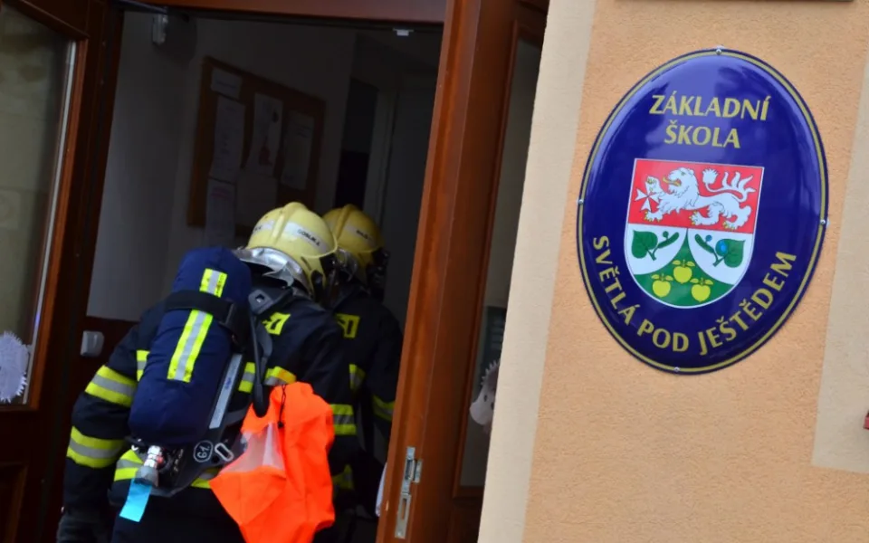 Hasiči evakuovali ze základy ve Světlé pod Ještědem skoro tři desítky dětí