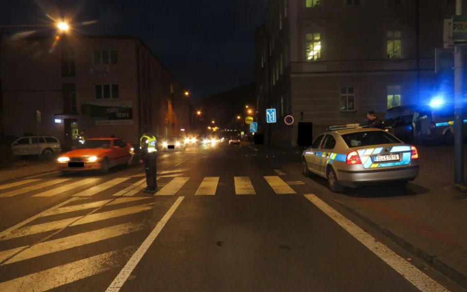 Těžce zraněné seniorka skončila po střetu s autem v nemocnici
