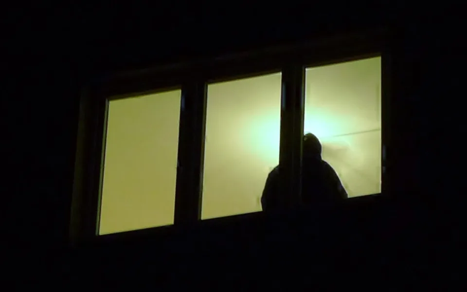 Vyděšený kolemjdoucí volal strážníky k oběšenci. Zmátl ho kabát s čepicí pověšený na okně