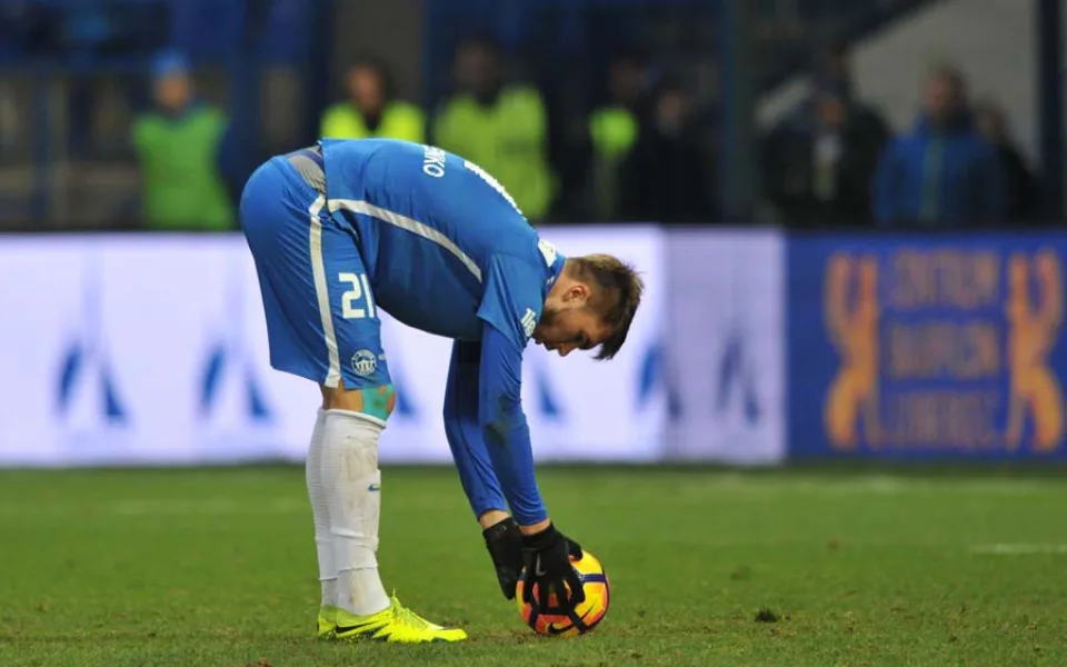 Komličenko si chystá míč na penaltu