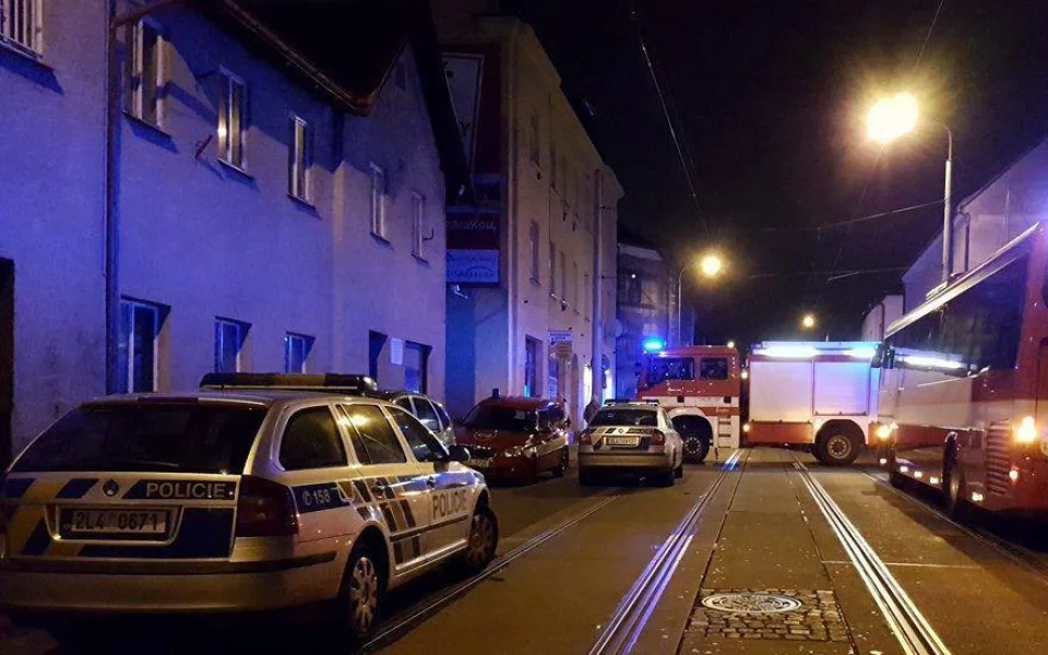 Anonym, který vyhnal nájemníky z ubytovny, stále uniká. Podle policie šlo o muže volajícího z automatu