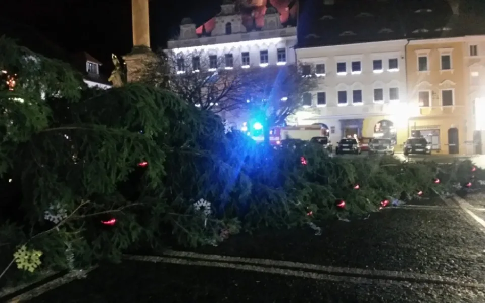 Silný vítr vyvrátil vánoční strom na náměstí v České Lípě