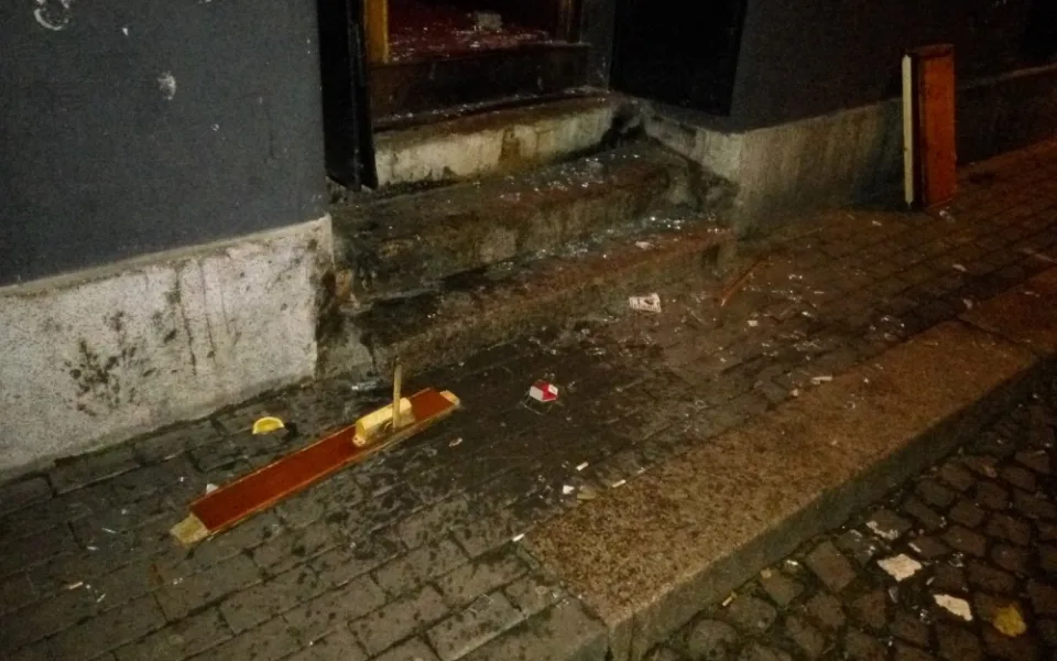 Vandal řádil v baru v centru Liberce. Nejprve urážel hosty a obsluhu, poté rozbil vše, co mohl