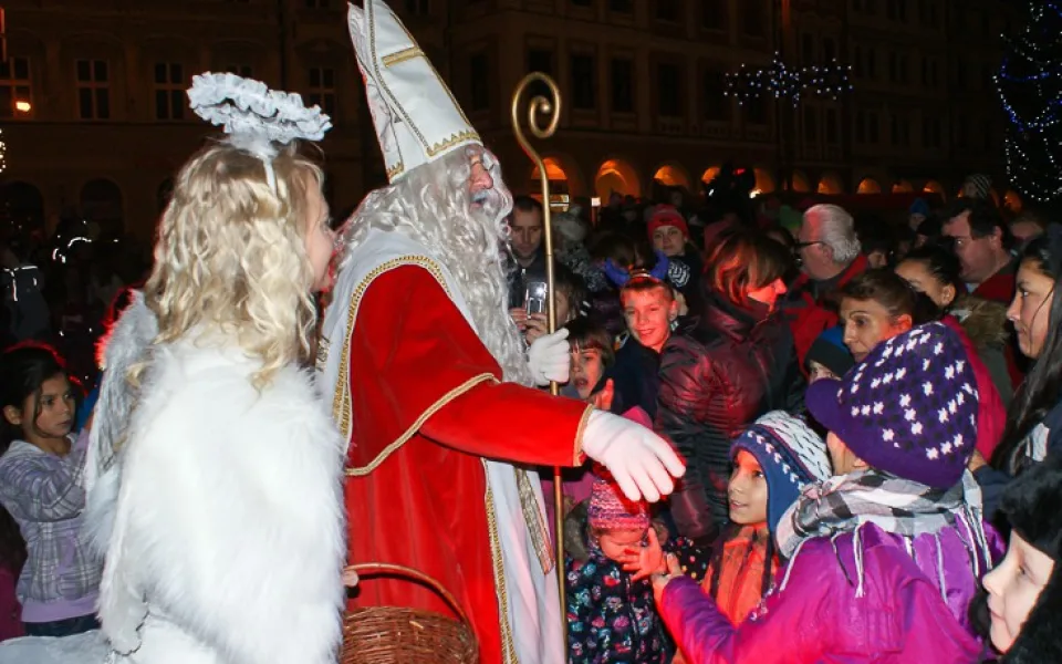 Adventní trhy před radnicí pokračují příjezdem Mikuláše se  svou družinou