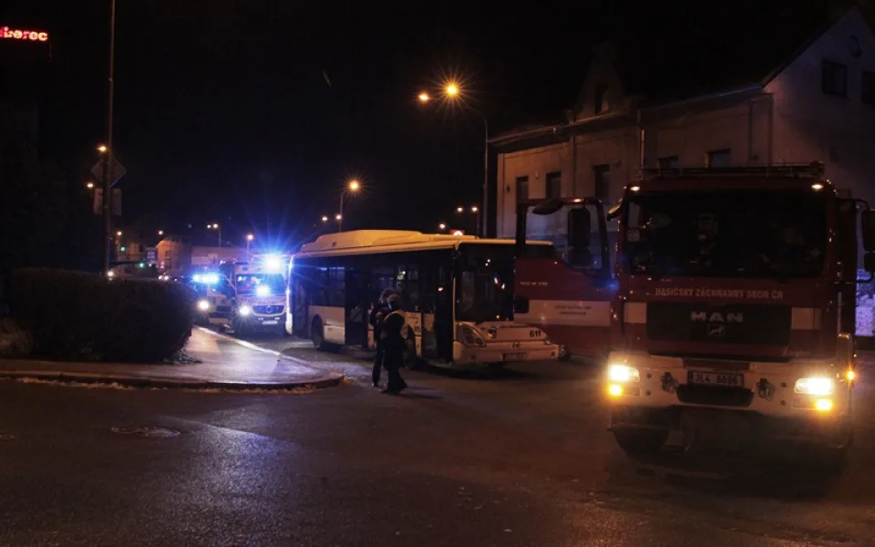 Při odpoledním střetu autobusu s osobním automobilem v Chrastavské ulici se zranil jeden člověk