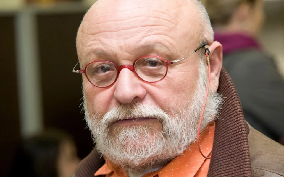 Inscenaci, jejímž tématem je problém antisemitismu, pro divadlo napsal a zrežíroval známý český herec a dramatik Arnošt Godlflam.
