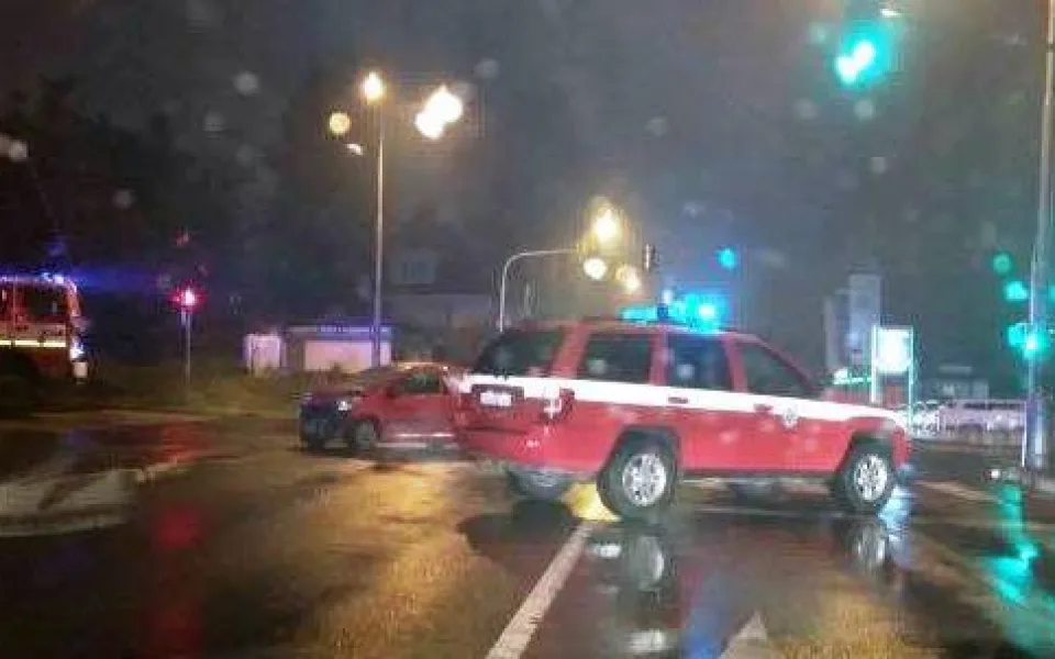 Nedorazila vám večer teplá pizza? Poslíček havaroval v Londýnské ulici