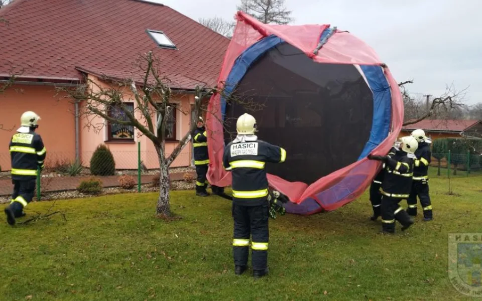 Trampolína se zasekla o strom.