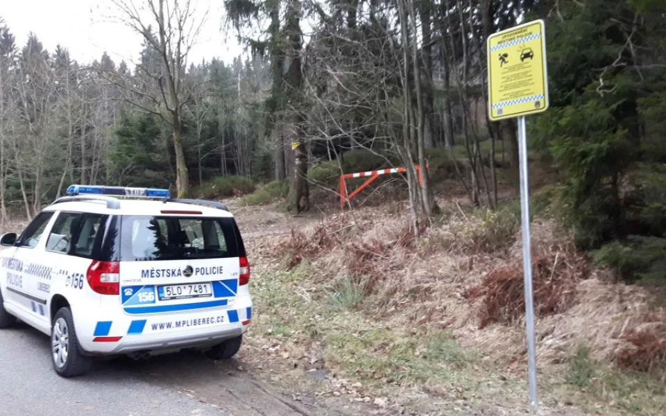 Městská policie rozmístila první varovné cedule. Najdete je pod Ještědem