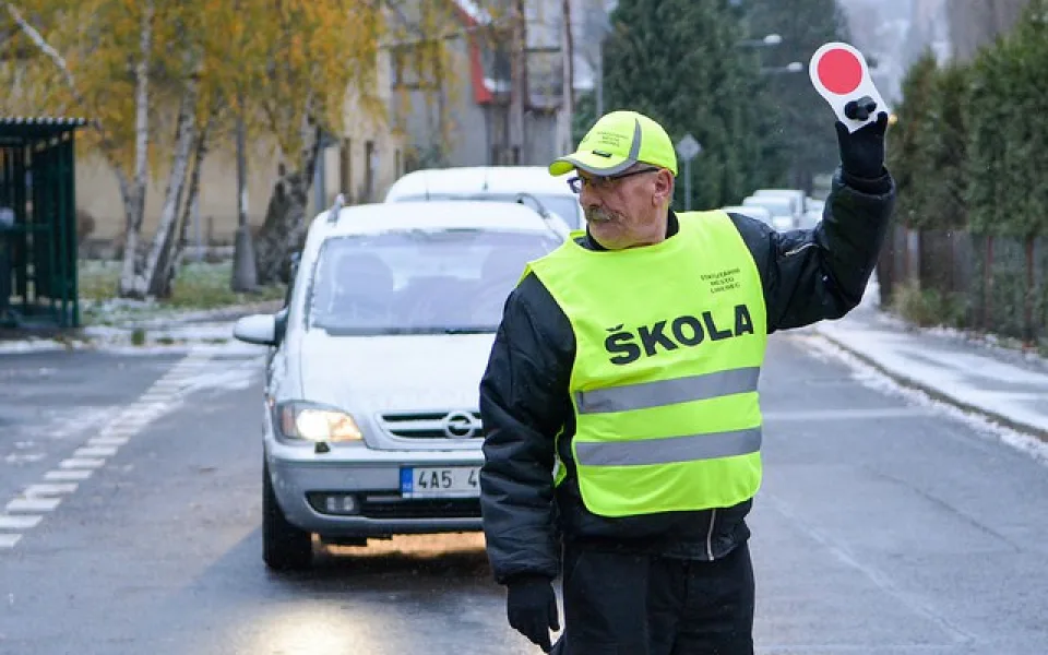 Město si chválí seniorské hlídky. V Liberci dohlíží na dvanáct přechodů