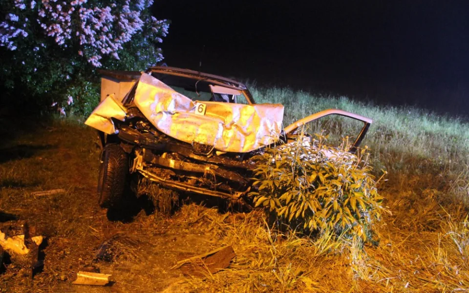Auto po nárazu do zdi.