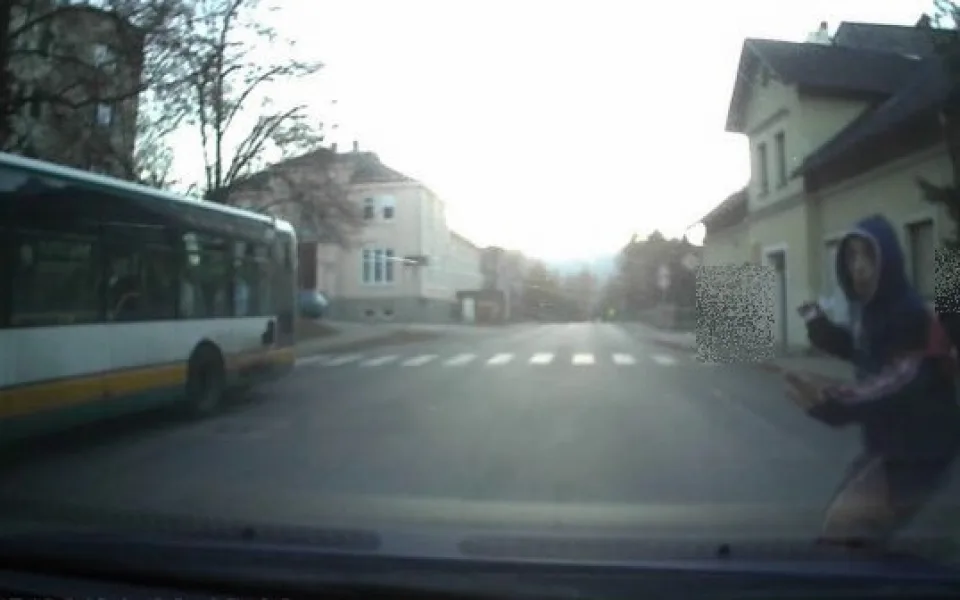 Policisté hledají chodce, který zavinil nehodu. Poznáváte ho?