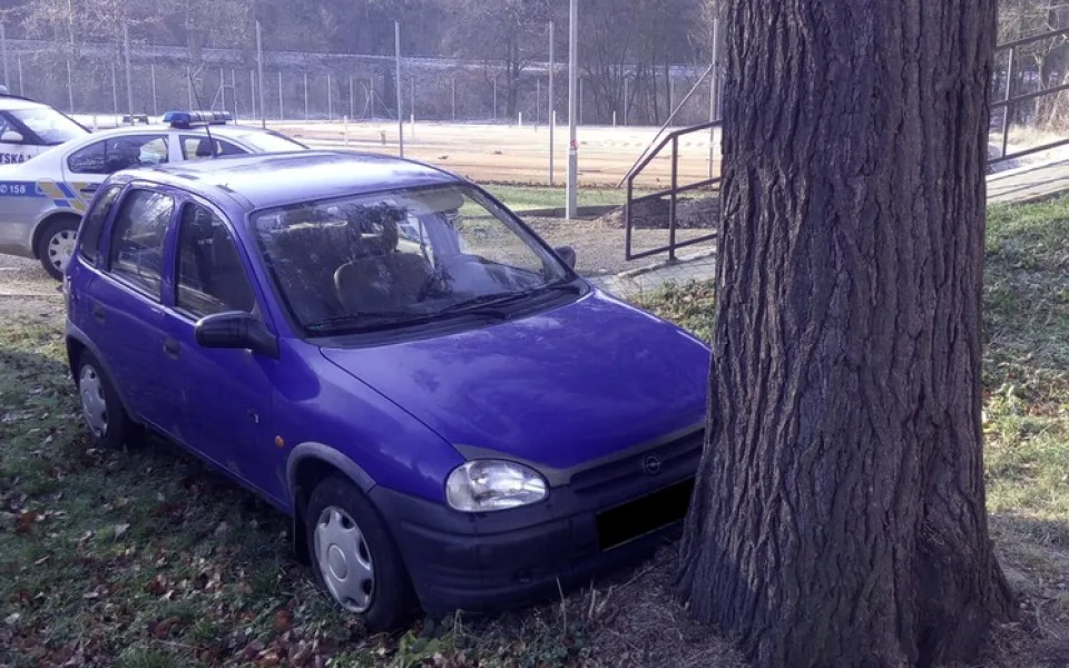 Strážníci naháněli ulicemi Frýdlantu ujíždějící Opel. Zastavila ho až slepá ulička