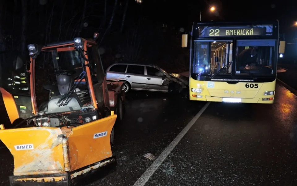 Hasiči se nezastavili ani o Vánocích. Už ráno je zaměstnala nehoda v Jablonecké ulici