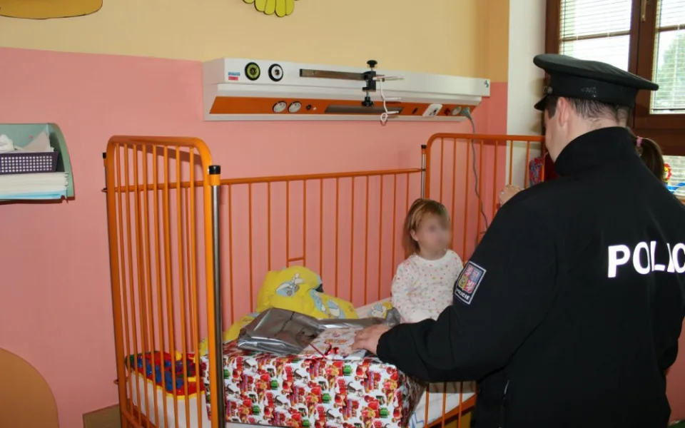 Muži zákona připravili dětem v liberecké nemocnici bohatého Ježíška