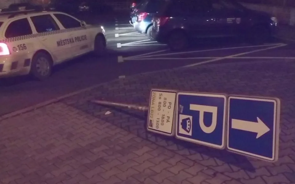 Vandal poničil značení parkoviště.