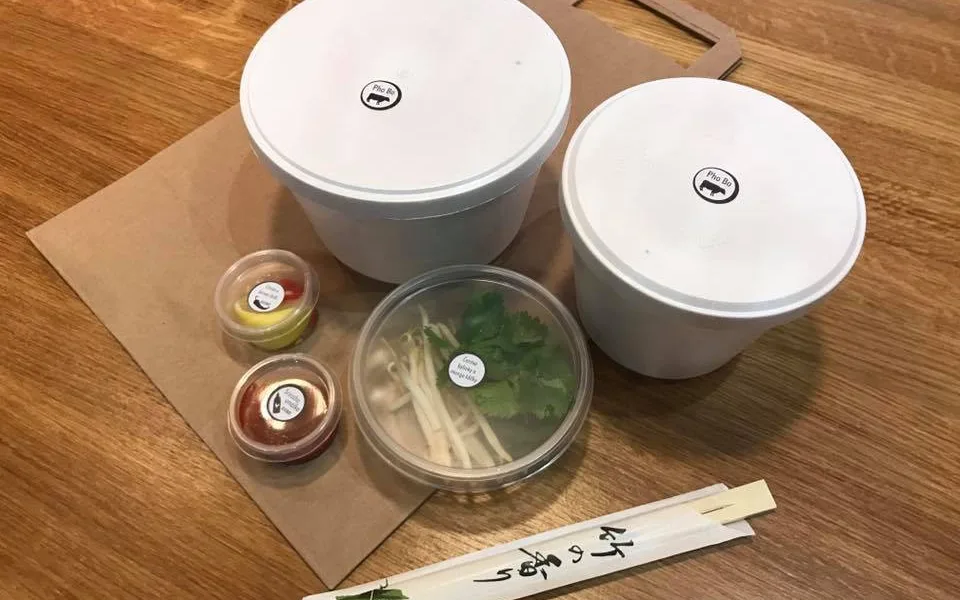 Váš oběd dostanete v parádní eko-tašce, termo obalech a všemi našimi ingrediencemi zvlášť zabalenými pro zachování maximální kvality.