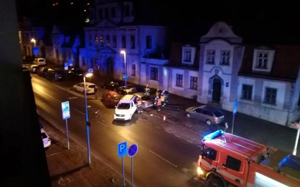 Opilý mladík v centru Liberce naboural tři zaparkovaná auta. Sám seděl za volantem Passatu, který nebyl jeho