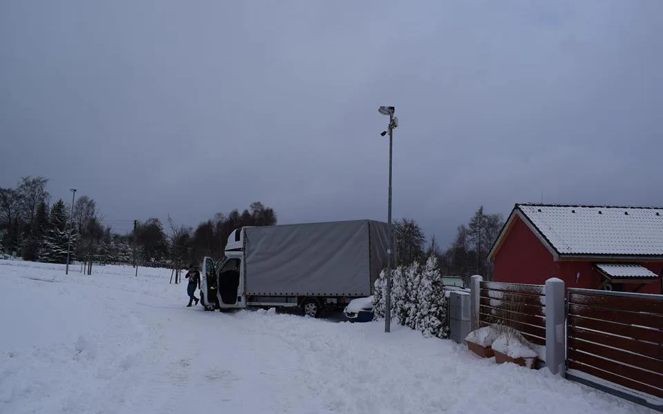 VIDEO: Polskému řidiči ujela dodávka, zastavila až o zaparkované auto