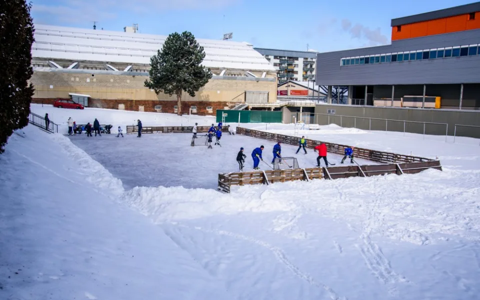 Užijte si bruslení pod širým nebem ve přímo u hokejové arény