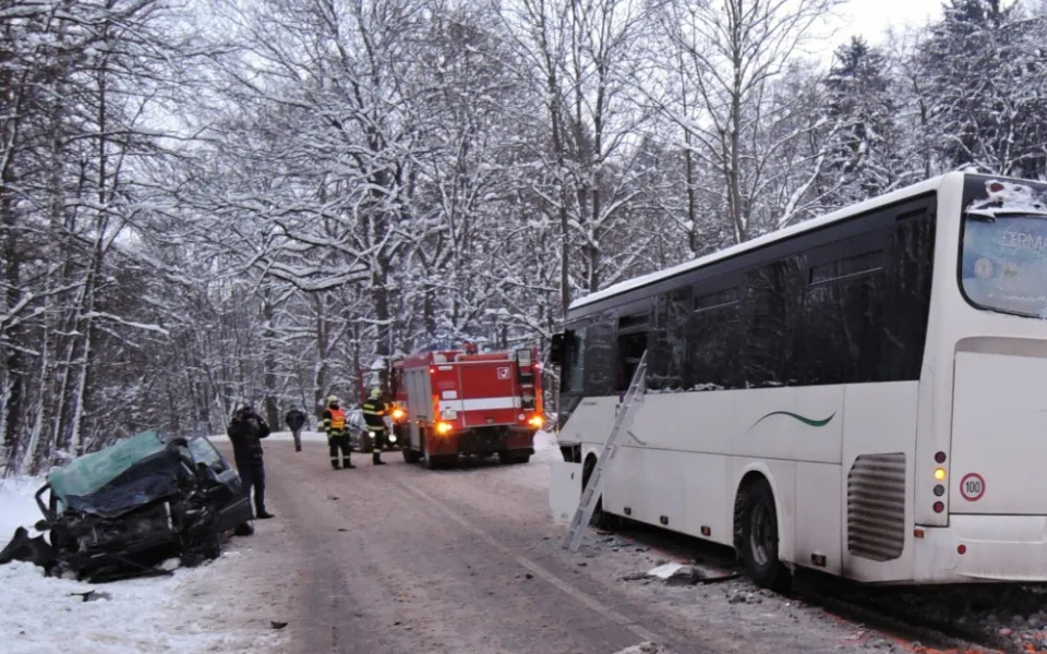 Na Semilsku se srazil autobus s osobákem. Několik zraněných