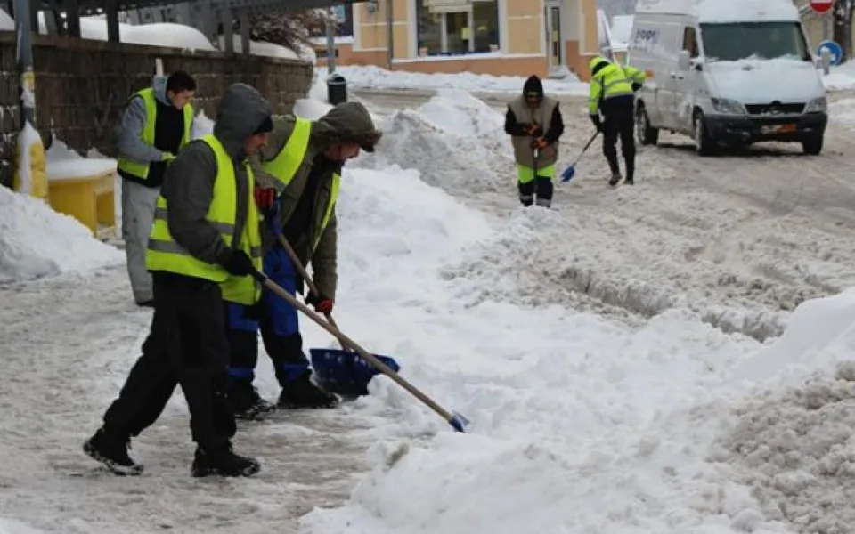 V Jablonci už napadl metr sněhu, z ulic ho vyvážejí nákladní auta
