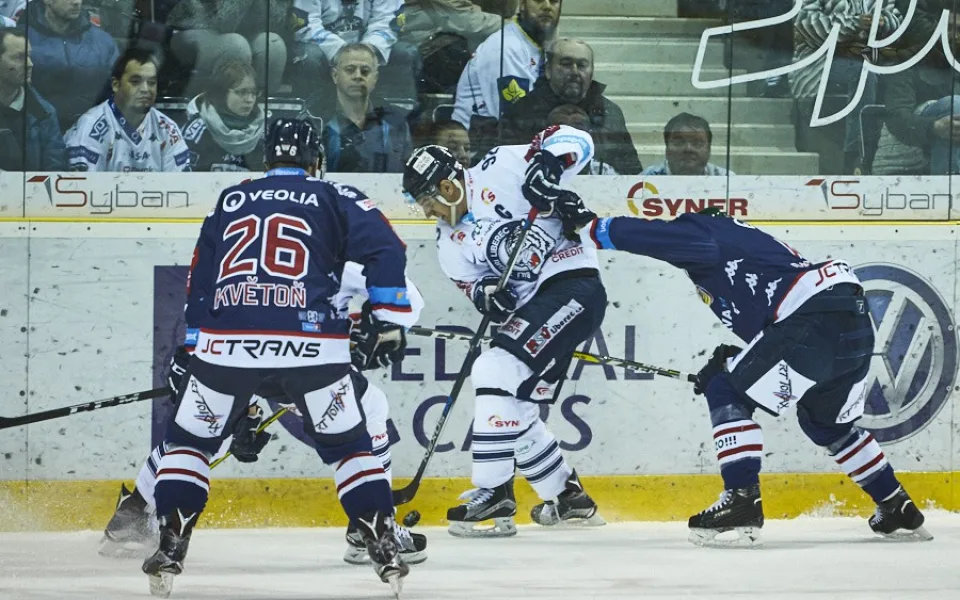 Tygři udolali Litvínov 2:1 a vyhoupli se do čela extraligy