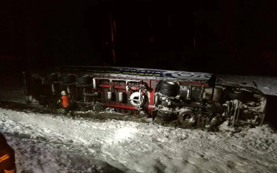 Silnice I/13 v Jablonném se odpoledne uzavře, těžká technika bude vyprošťovat kamion