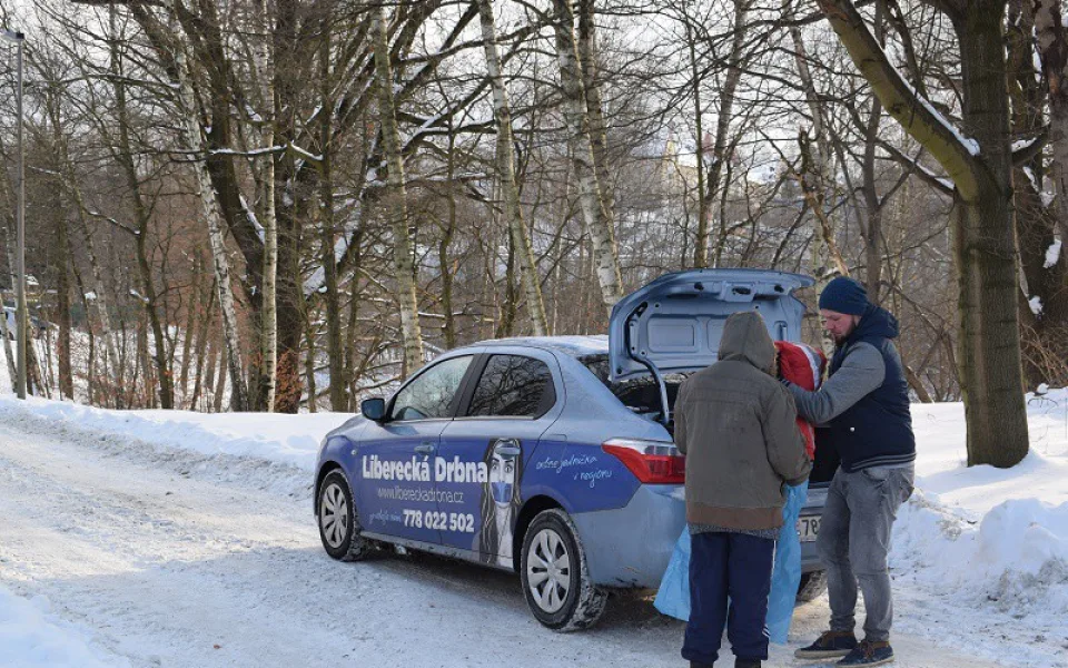 Další oblečení od vás posloužilo dobré věci. Drbna tentokrát vyrazila mezi lidi bez domova i s teplou polévkou
