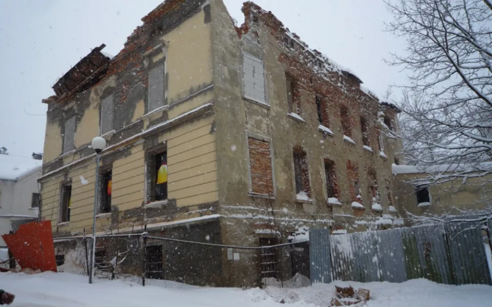 V Novém Boru se zřítila pod tíhou sněhu část budovy