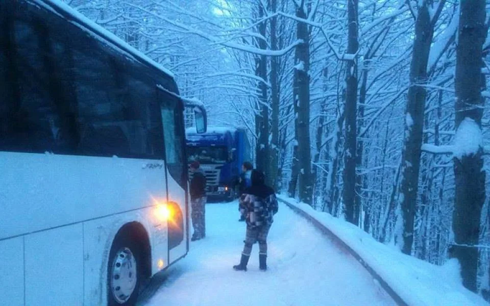 Silnici přes Oldřichov zablokoval kamion