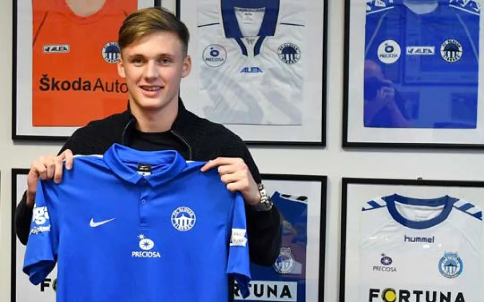 O sedmnáctiletého talentovaného útočníka se zajímal Arsenal, na jaře oblékne dres Slovanu