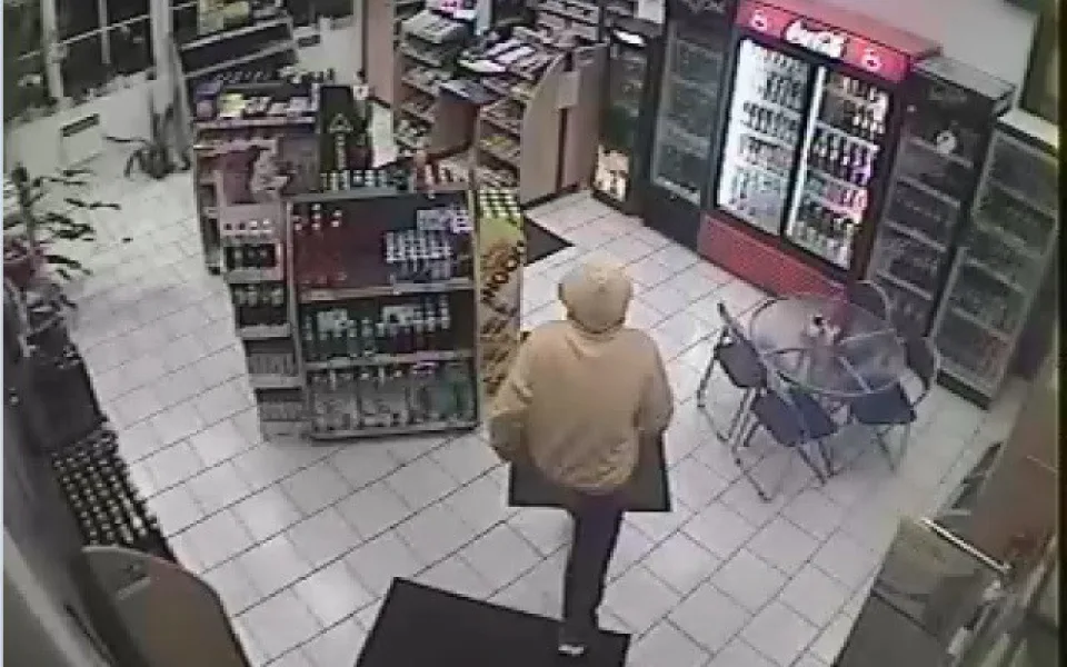 Muž loupil v masce čerta