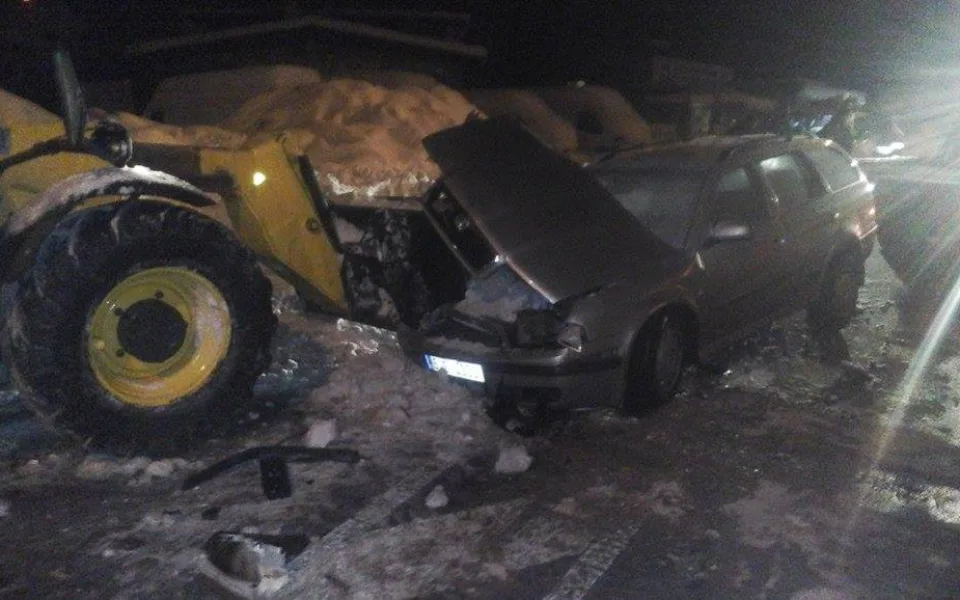 Silně opilá řidička přehlédl bagr odklízející sníh a nabourala do něj. Pila jsem až po jízdě, hájí se