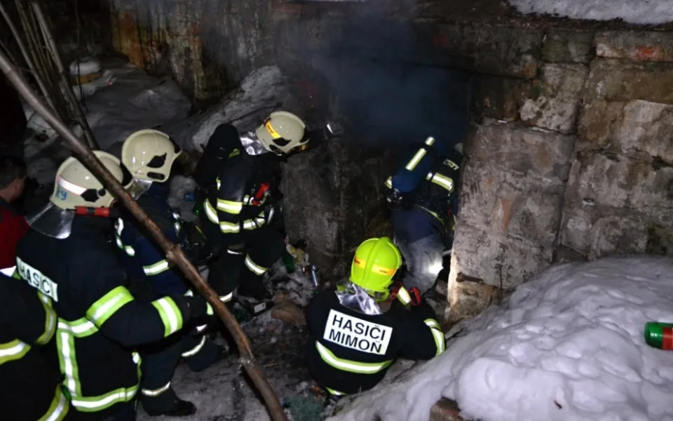 Policisté už tuší, kdo je obětí večerního požáru v Mimoni