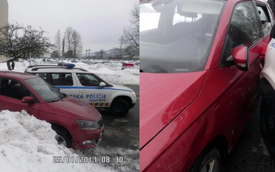 Zfetovaný mladík ukradl ve Vratislavicích nastartované auto. Policisté ho s pistolí v ruce zastavili až v Novém Boru