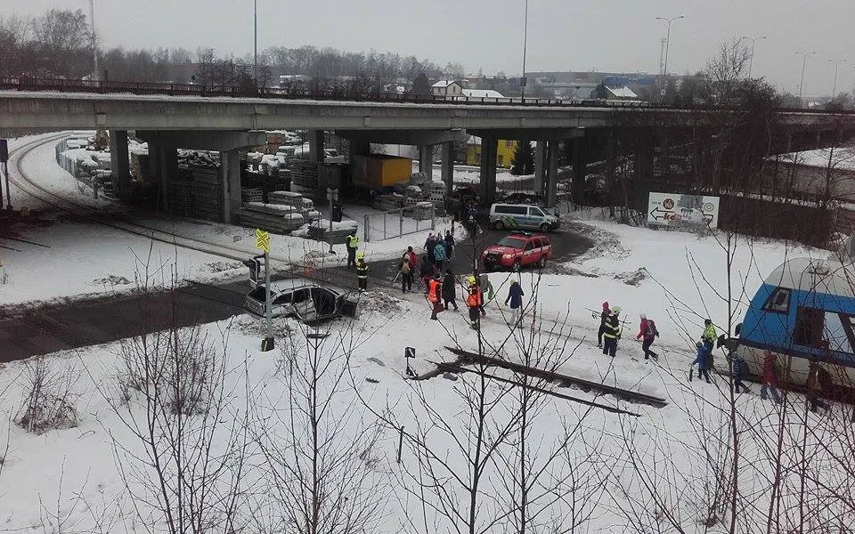 Na přejezdu v Doubské ulici pod Bumaxem vjelo auto pod vlak. V autě zůstal zaklíněný chlapec